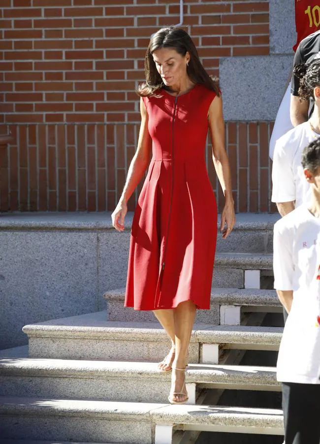 La reina Letizia con un vestido rojo. / LIMITED PICTURES