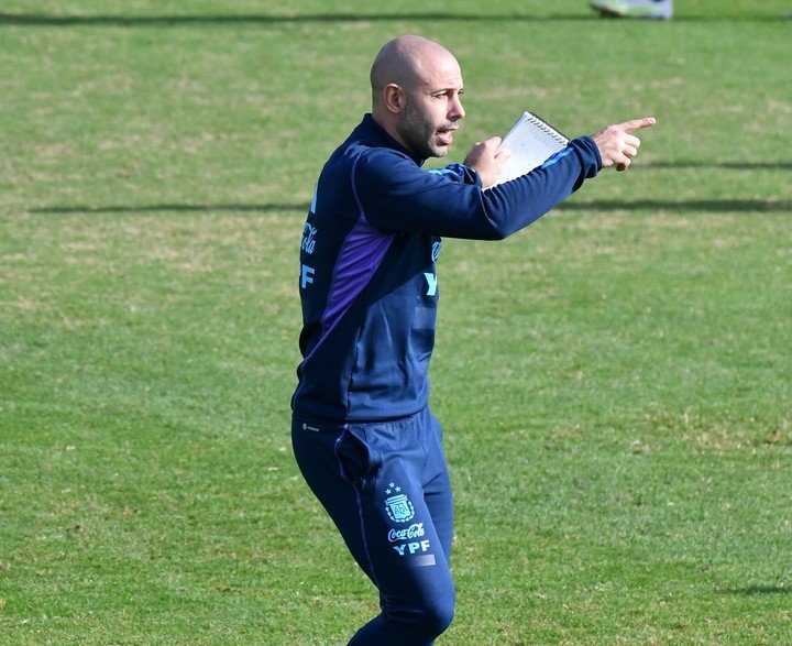 Mascherano, al frente de un gran equipo (Foto: prensa AFA).