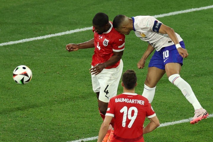 El choque de Mbappé y Danso. (Francia, Alemania) EFE/EPA/GEORGI LICOVSKI