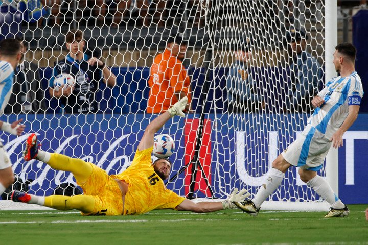 El toque de zurda de Leo en el 2 a 0.