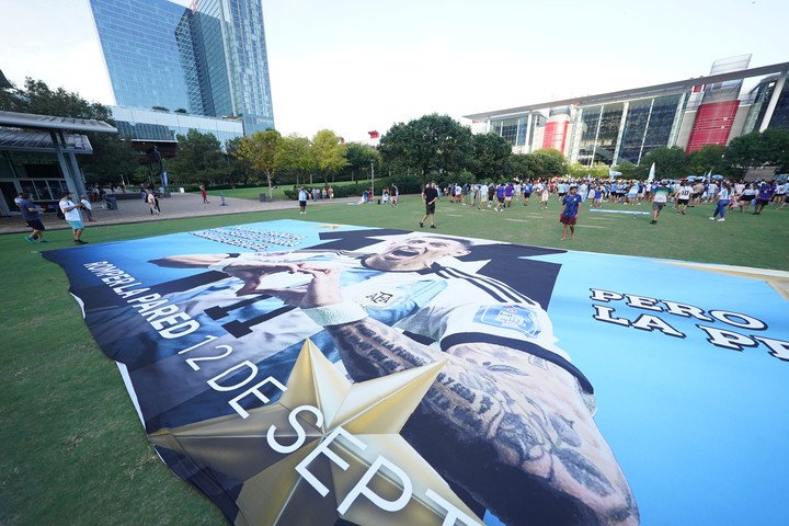 Una gran bandera con la imagen de Ángel Di María. Los fanáticos argentinos le pusieron calor y color a la previa en Houston. (Foto: Matías Arrascoyta)