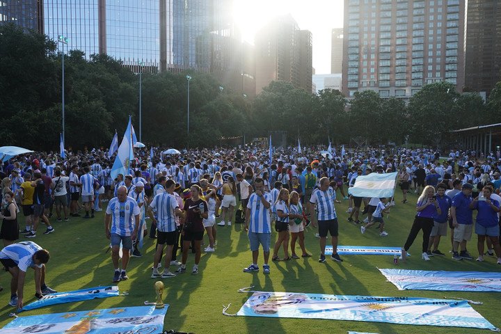 La convocatoria de los hinchas argentinos en el Discovery Green Park. (Foto: Matías Arrascoyta)