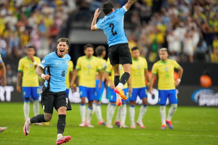 El festejo de Uruguay tras la tanda de penales. (AP)