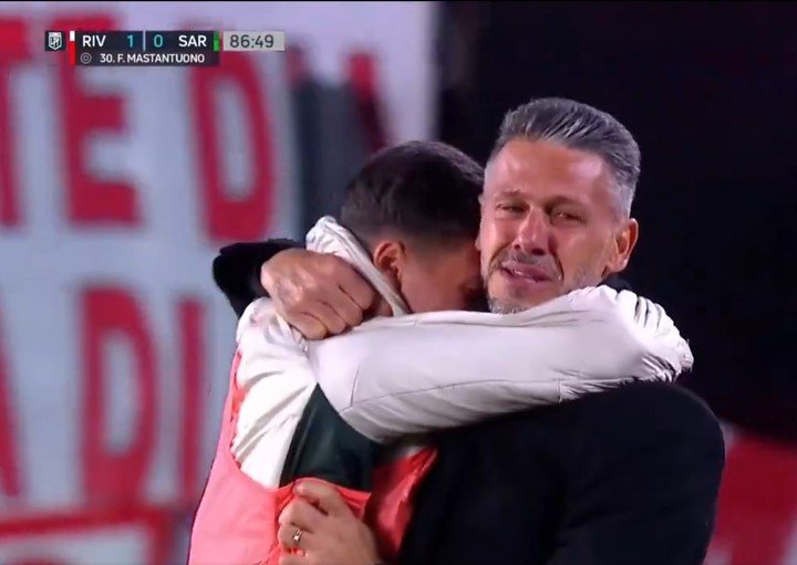 Demichelis con el hijo River vs Sarmiento captura