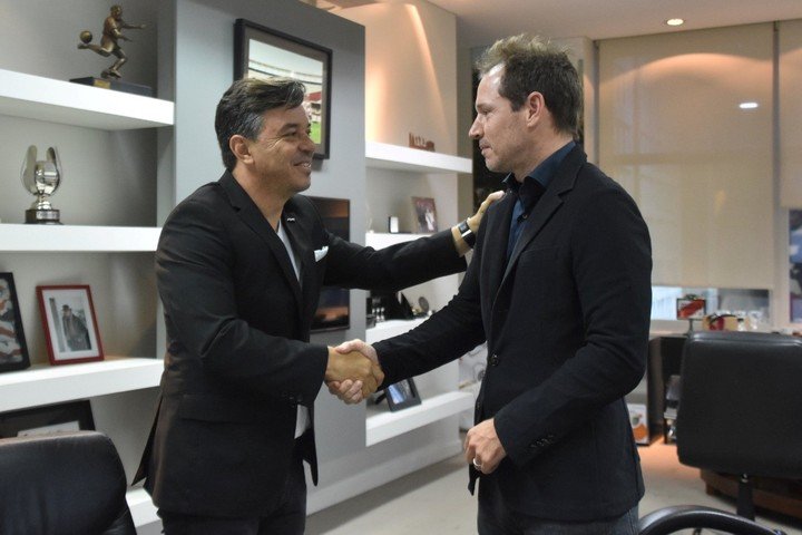 Marcelo Gallardo con el presidente de River, Jorge Brito.