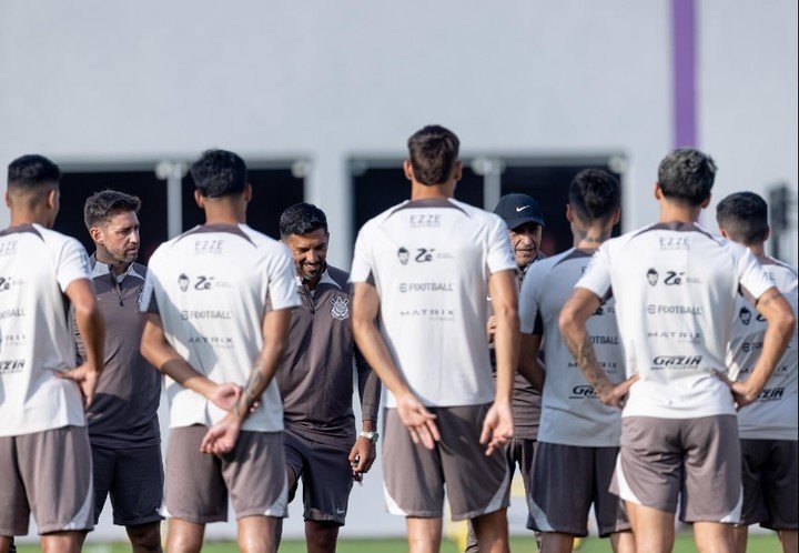 Ramón Díaz dirigió su primera práctica en Corinthians.