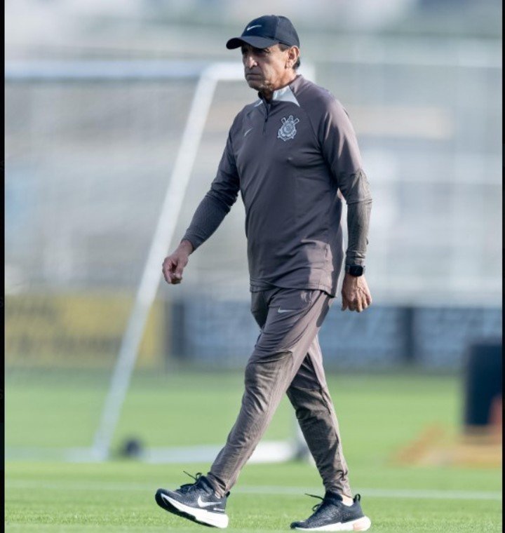 Ramón Díaz dirigió su primera práctica en Corinthians.