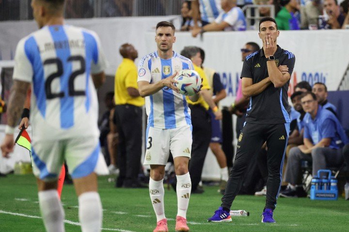 El entrenador de la Selección Argentina se mostró algo inquieto durante el encuentro. (Foto: AP)