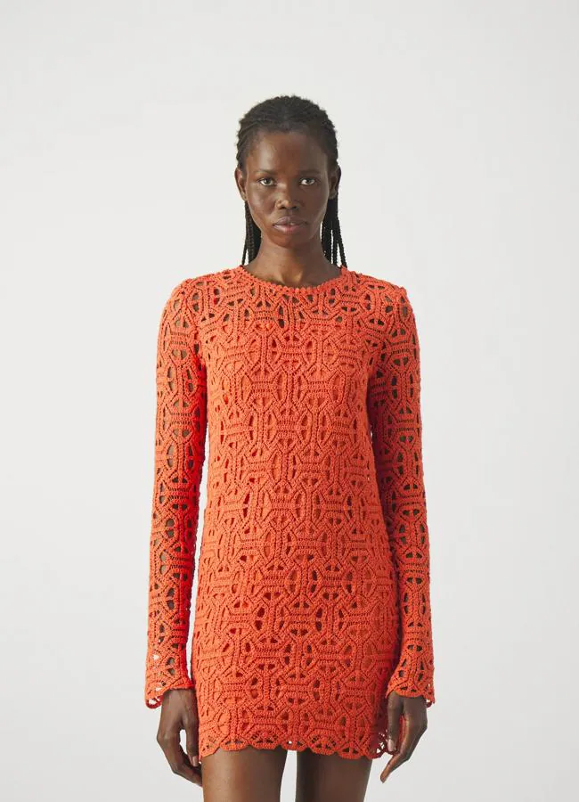 Vestido naranja de crochet de Max&Co, 170,95 euros.