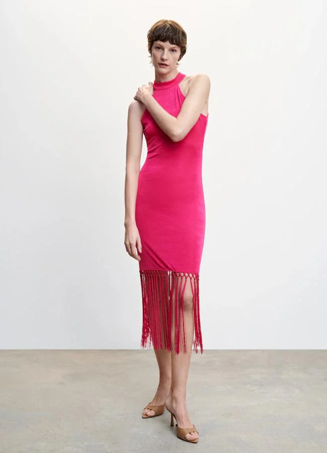 Vestido con flecos en fucsia de Mango Outlet.