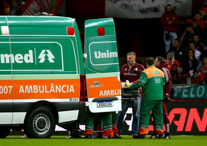 René es trasladado en ambulancia. (Reuters). 