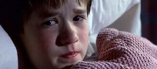 25 años de la película con la que M. Night Shyamalan se volvió el niño prodigio del cine. Una extraordinaria película de terror que puedes ver en Disney+