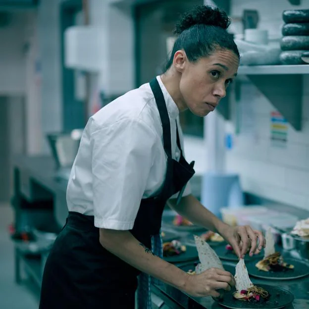 Vinette Robinson como la chef Carly, protagonista de la miniserie Boling Point.