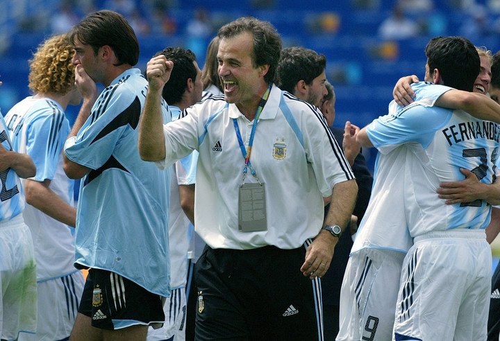 Bielsa y los jugadores festejan el oro.