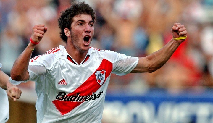 Higuaín, nacido en Francia, debutó en River.