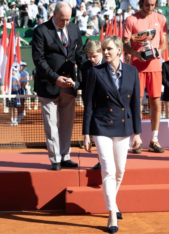 Charlene de Mónaco con blazer azul marina y pantalones blancos. / GTRES