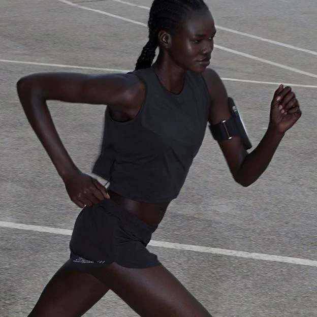 Mujer corriendo sin pararse. 