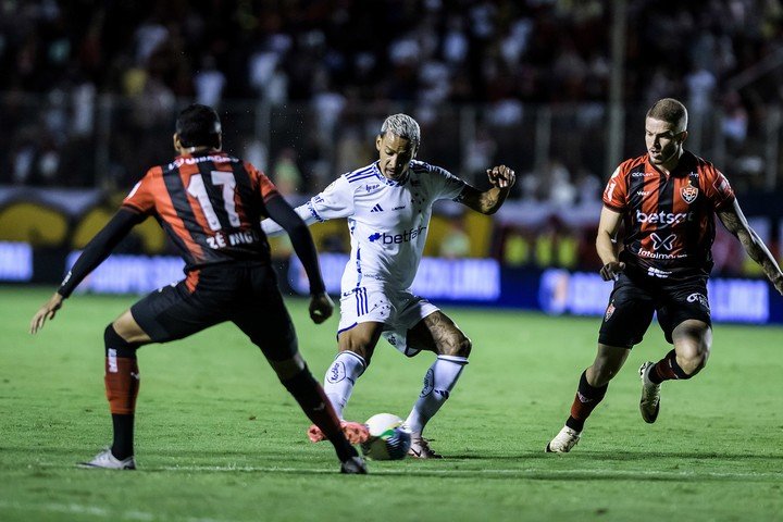 Cruzeiro empató 2 a 2 ante Vitória, de visitante.