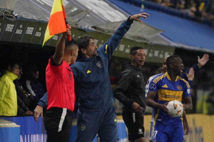 Diego Martínez da indicaciones mientras Advíncula saca un lateral. (Foto: Fernando De la Orden)
