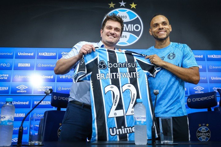 Braithwaite en su presentación en el Gremio (Foto: @Gremio).