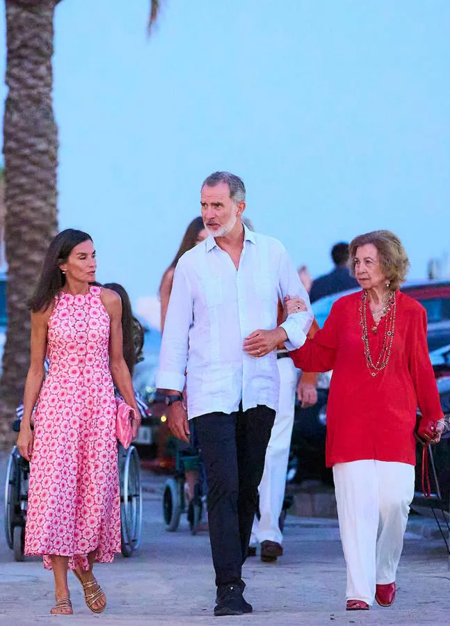 La reina Sofía junto a Felipe y Letizia en su llegada al restaurante. / LIMITED PICTURES