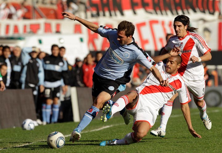 El Mudo Vázquez ante River. (Foto: AP)