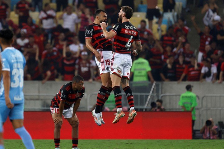 Léo Pereira y Fabrício Bruno festejan un gol de Flamengo (EFE).