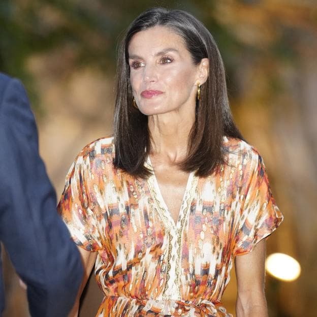 La reina Letizia deslumbra con un vestido de estampado veraniego y pendientes de aro dorados en la recepción de Marivent