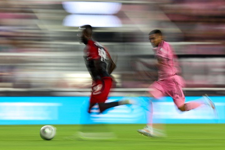 Prince Owusu se le iba a Martínez.