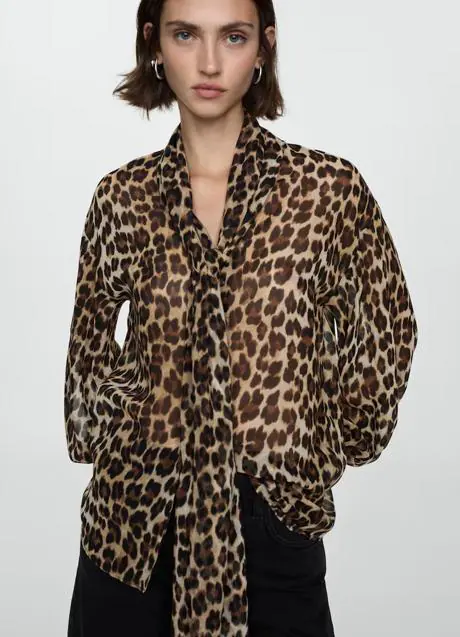 Blusa con estampado animal de Mango (39,99 euros)