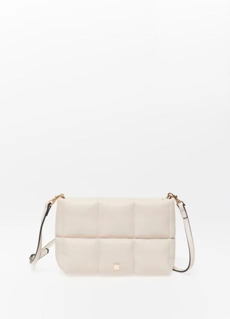 Bolso acolchado de color blanco Sfera (15,99 euros)