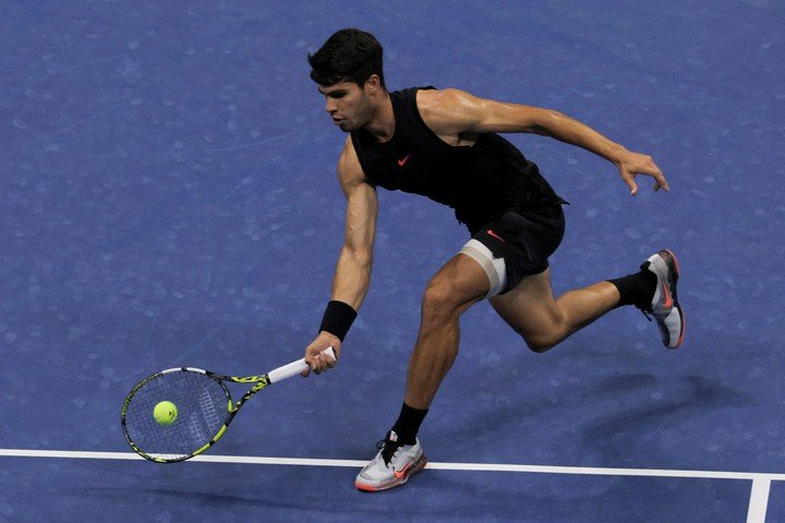 Carlos Alcaraz ante Botic van De Zandschulp en el US Open. (EFE)