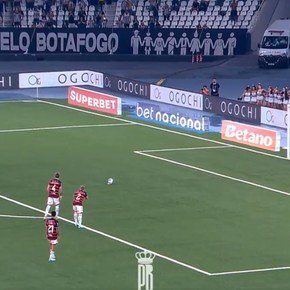 Video: Agustín Rossi le atajó un penal a Thiago Almada en el Brasileirao, pero no le alcanzó