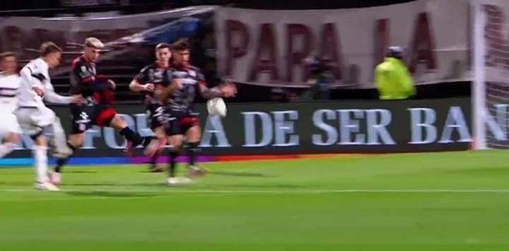 Penal no cobrado para Platense. ¿Alguien cree que es porque el árbitro es hincha de Barracas?