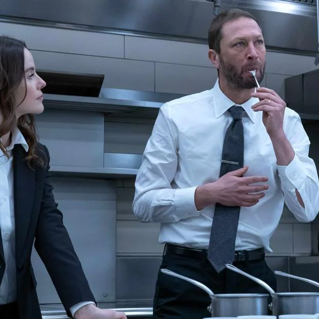 Sarah Ramos, a la izquierda, como Jessica, junto a Ebon Moss-Bachrach como Richie, en una imagen de la segunda temporada de The Bear.