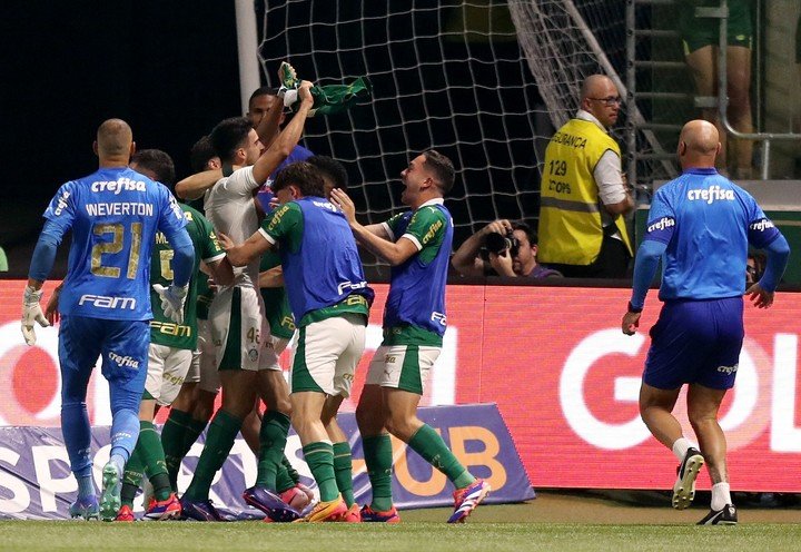 José Manuel López festeja el gol.