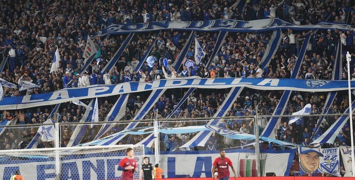 La hinchada de Vélez en la cancha de Independiente.