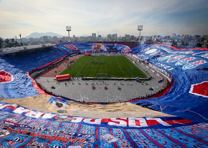 La bandera de 360 grados de la hinchada de Universidad de Chile.