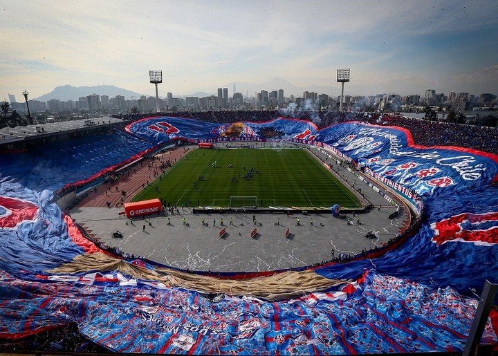 La bandera de 360 grados de la hinchada de Universidad de Chile.