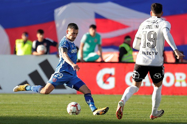 Charles Aranguiz, de Universidad de Chile, frente a Gonzalo Castellani, de Colo Colo, en el estadio Nacional.