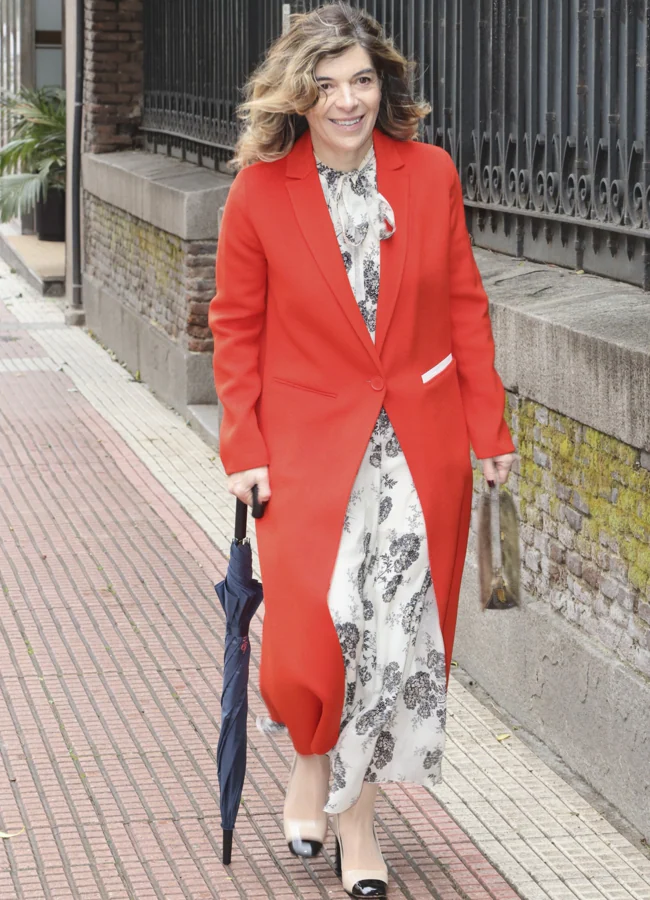 Xandra Falcó, con vestido de flores y abrigo naranja en el bautizo de Philippa Falcó Junot. GTRES.