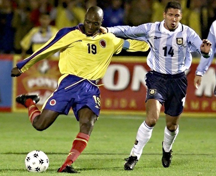 El Cholo Simeone pelea con Freddy Rincón en la victoria 3-1 de la Argentina (AFP).