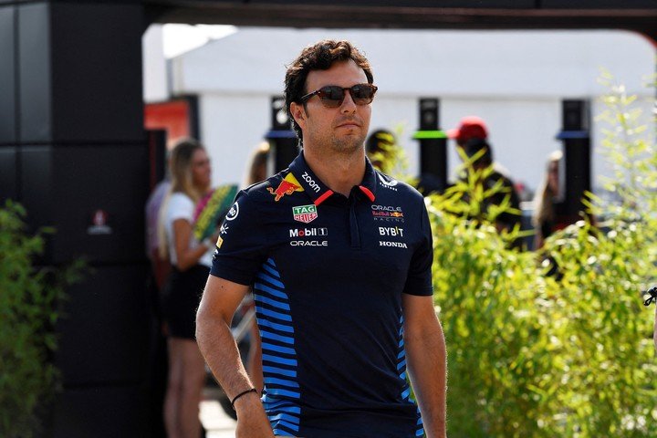 Checo Pérez necesita levantar. (Reuters)