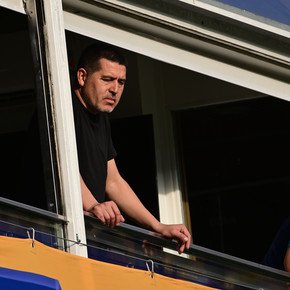 Los elocuentes gestos de Riquelme en su palco tras la derrota en el Súper