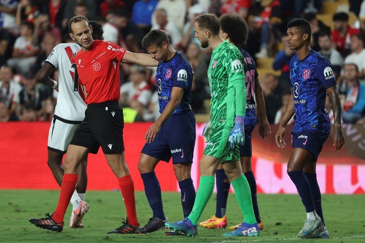 César Azpilicueta abandona el campo de juego por una lesión. (EFE)