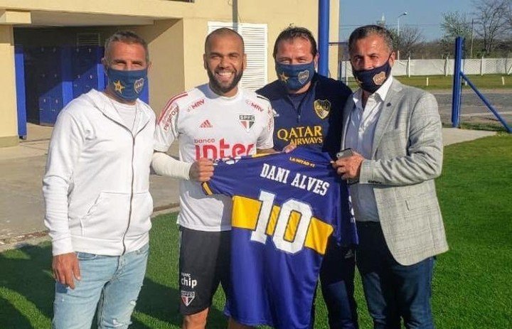 Dani Alves con la 10 de Boca.
