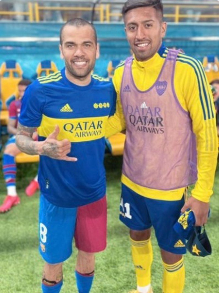 Rodrigo Montes también posó con Dani Alves.