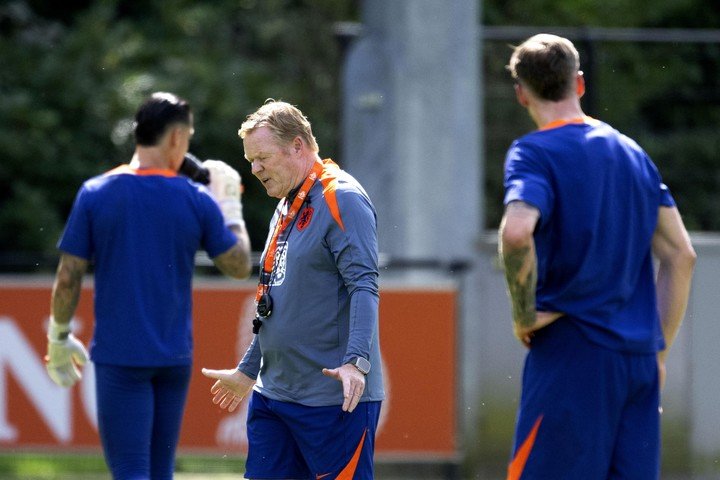 Wout Weghorst se queja a Ronald Koeman (EFE).