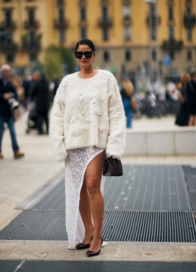 Look de noche con falda larga y jersey.