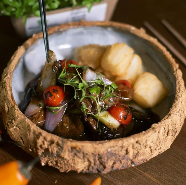 El lomo saltado de Mitiko, uno de sus fondos o segundos platos del concepto nikkei por el que apuesta este restaurante del barrio de Tetuán.